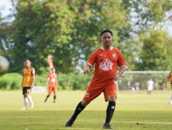 Jalin Silaturahmi Pemain Legend, Ilham Azikin Tanding Sepakbola di Bulukumba