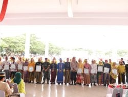 Peringati Hardiknas, Ilham Azikin Serahkan Sejumlah Penghargaan ke Guru Teladan