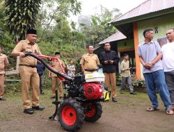 Ingin Pertanian Berjalan dengan Baik, Ilham Azikin Turun Langsung Salurkan Alsintan