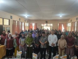 Salurkan Bantuan Sembako di Bissappu, Pj Bupati Bantaeng: Saya Hadir untuk Lanjutkan Hal Baik 